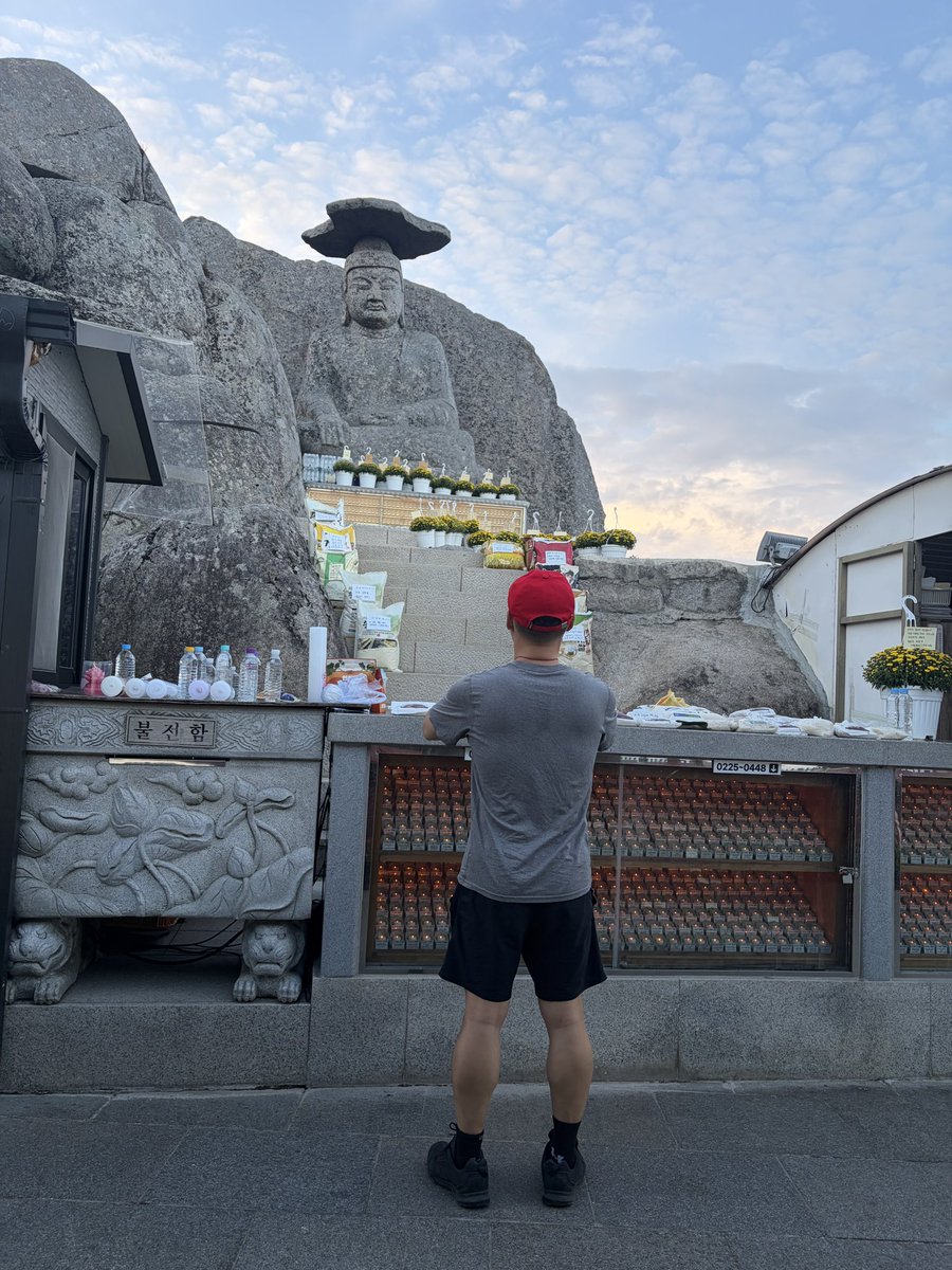 strozech's tweet photo. 위파사나 명상 중에 반야심경이 흘러나왔다.
우연인데, 이상하게 딱 맞았다.

생각은 비우고
마음은 조금 가벼워지고.

#위파사나 #반야심경 #명상 #갓바위

개인적으로는 두 번째가 사진이��� 더 잘 맞습니다. https://t.co/k7TCmRY3kH