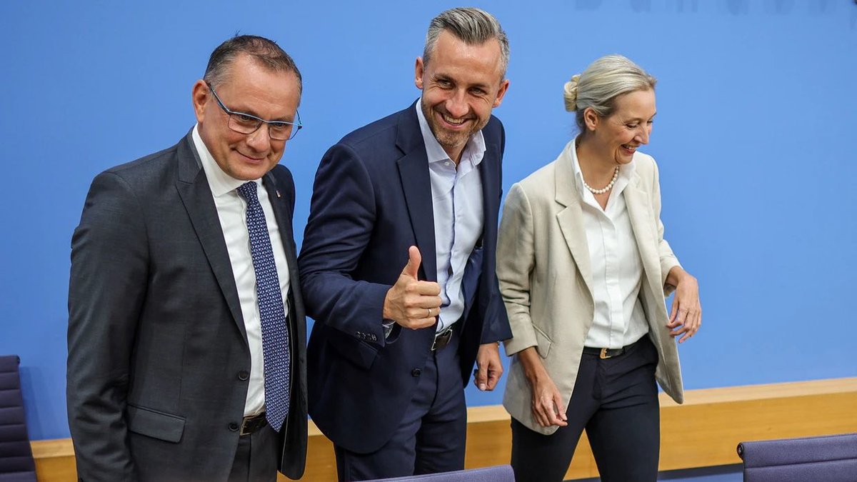 AlmanyaGoc's tweet photo. 🚨AfD kanadından gelen sınır dışı söylemlerine tepkiler çığ gibi büy��yor. 20 Eylül'de gerçekleşecek Berlin eyalet seçimleri öncesinde siyasi arenadaki gerginlik doruk noktada. https://t.co/vWMcQL7UUi