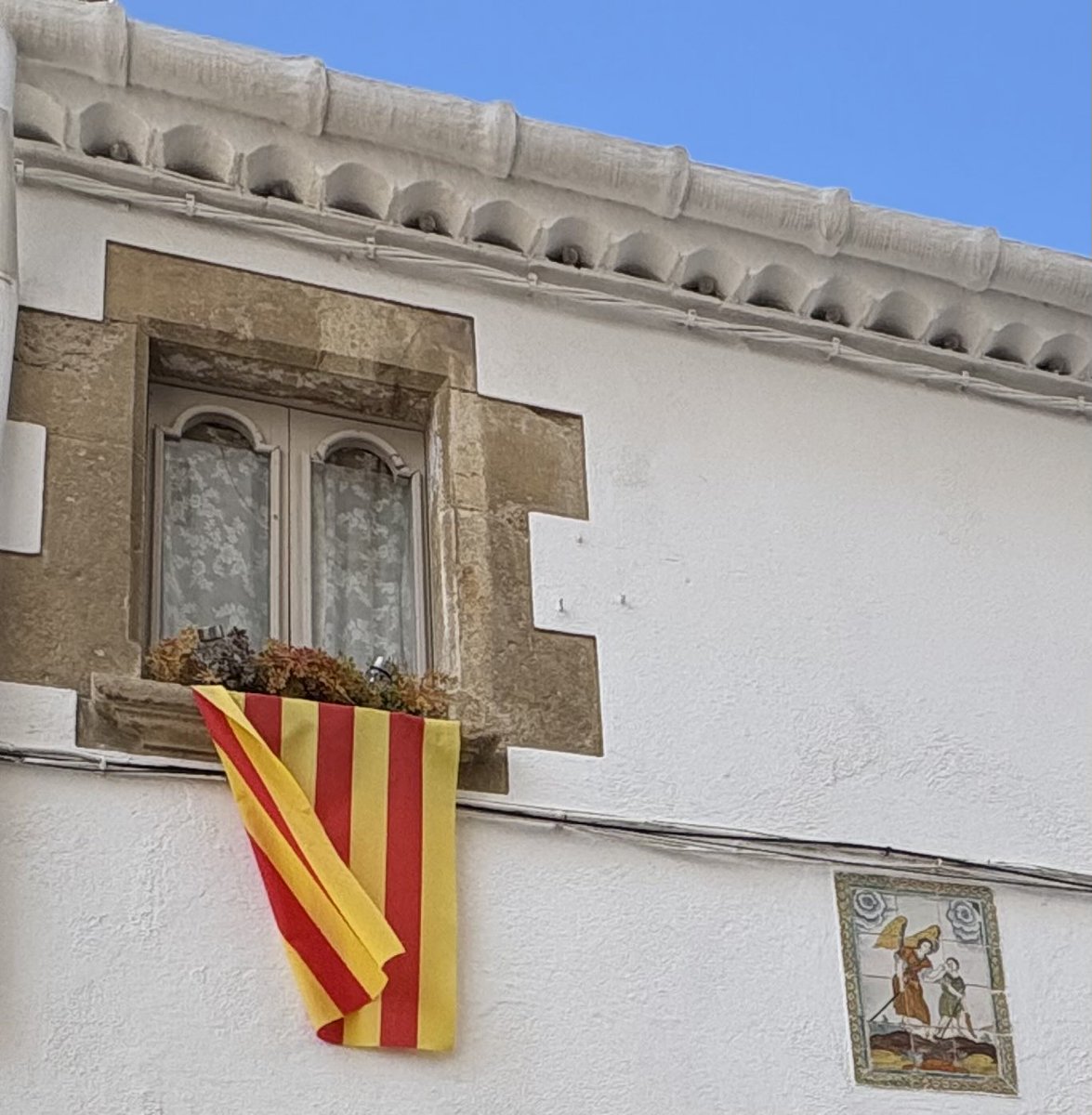 RemeiMei3's tweet photo. @joan200011 La nostra bandera  i el nostre pais. 
Els demés, els q celebren la seva diada pero a casa nostre NO son catalans. 
Son els que no paren de renegar de casa nostre , i mai s’ en van (??) nomes venen , no s’ entén https://t.co/QHKZlvzlN0