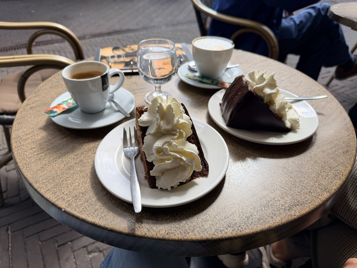 RobKoster's tweet photo. Gistermiddag lekker op het terras met Sachertorte bij de Wiener Konditorei in Den Haag 🌤️ https://t.co/4WU8ZgnVoP