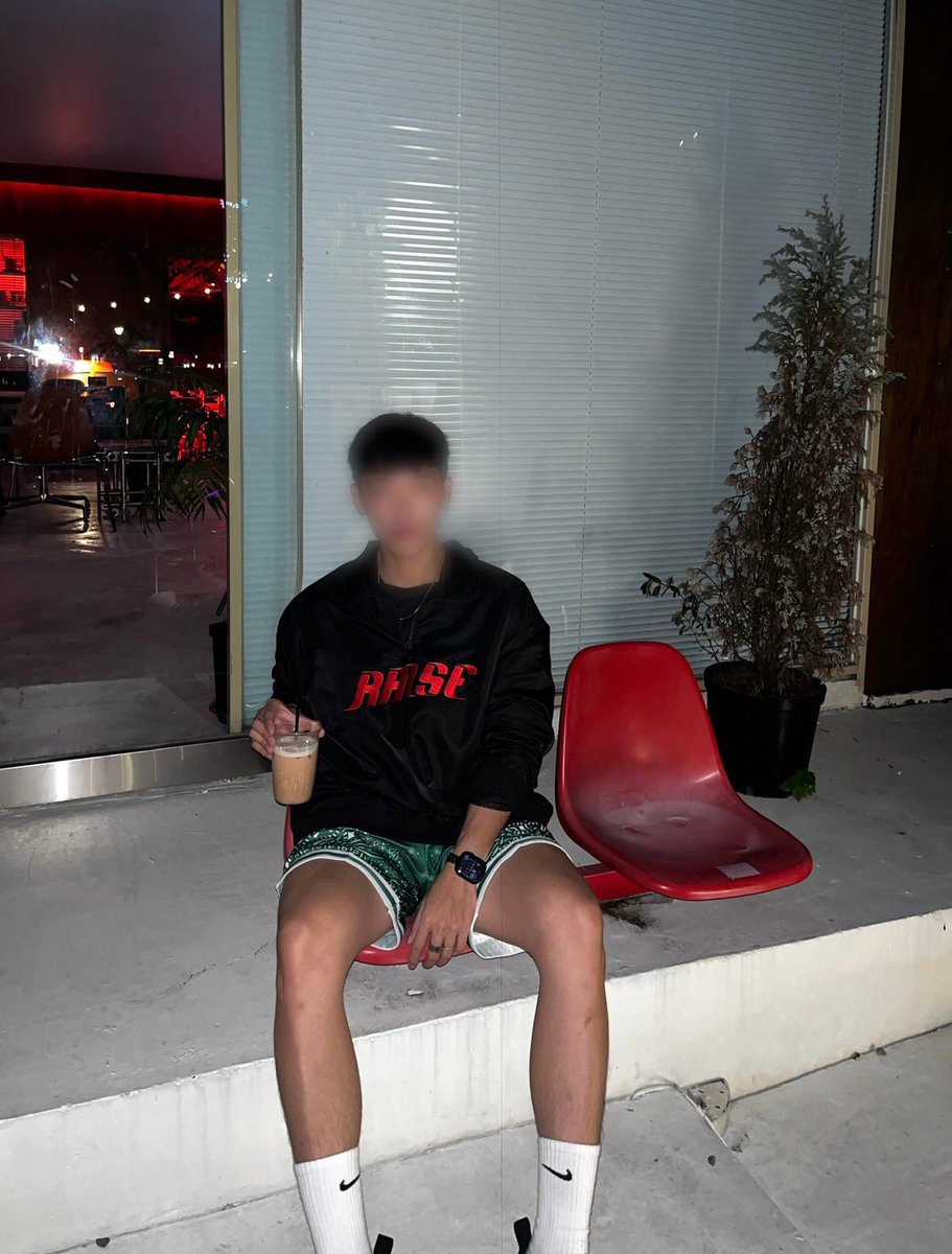 bringrui's tweet photo. 運動完接著跟朋友晃晃
腳上這雙踩了 10 幾小時 悶了一整晚味道蠻濃的 原味釋出要的私 https://t.co/1ONl9NzRYJ