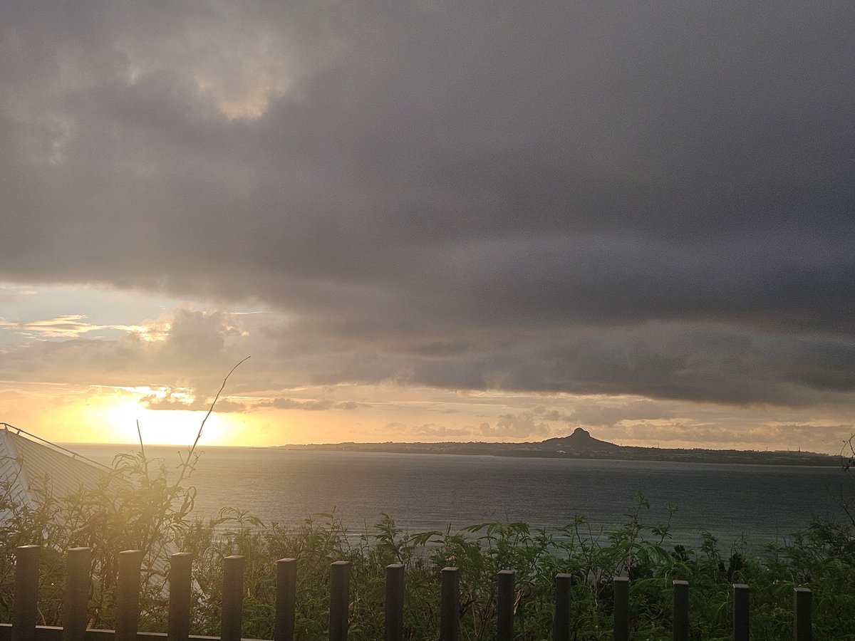 tetteree23's tweet photo. 一度職場戻ってからのまた本部町(笑)
伊江島城山も綺麗に見えてます⛰️✨ https://t.co/JlxSFsySEm