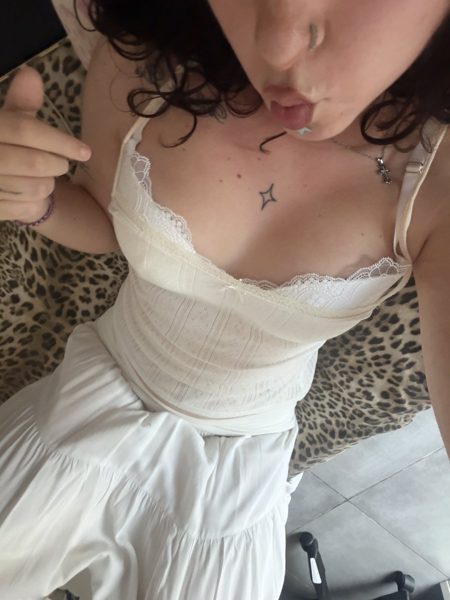 laaaau111's tweet photo. quiero sumisos financieros comprandome ropa #sumiso #sumisofinanciero #pagafantas https://t.co/iX9GBQ1afF