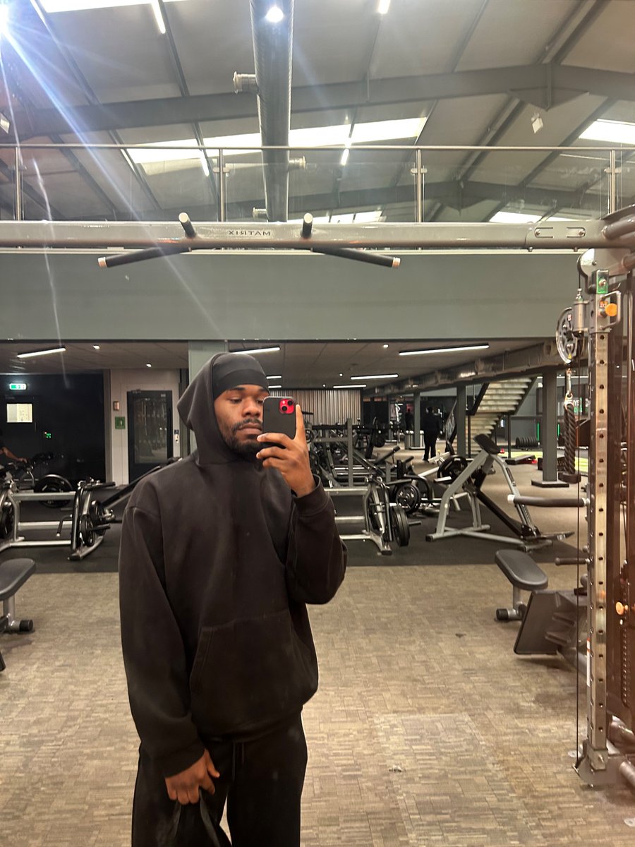 iamovo_x's tweet photo. Back and Triceps 

Hoodie Szn 

🤞🏾1% better https://t.co/4xkU68CwY0