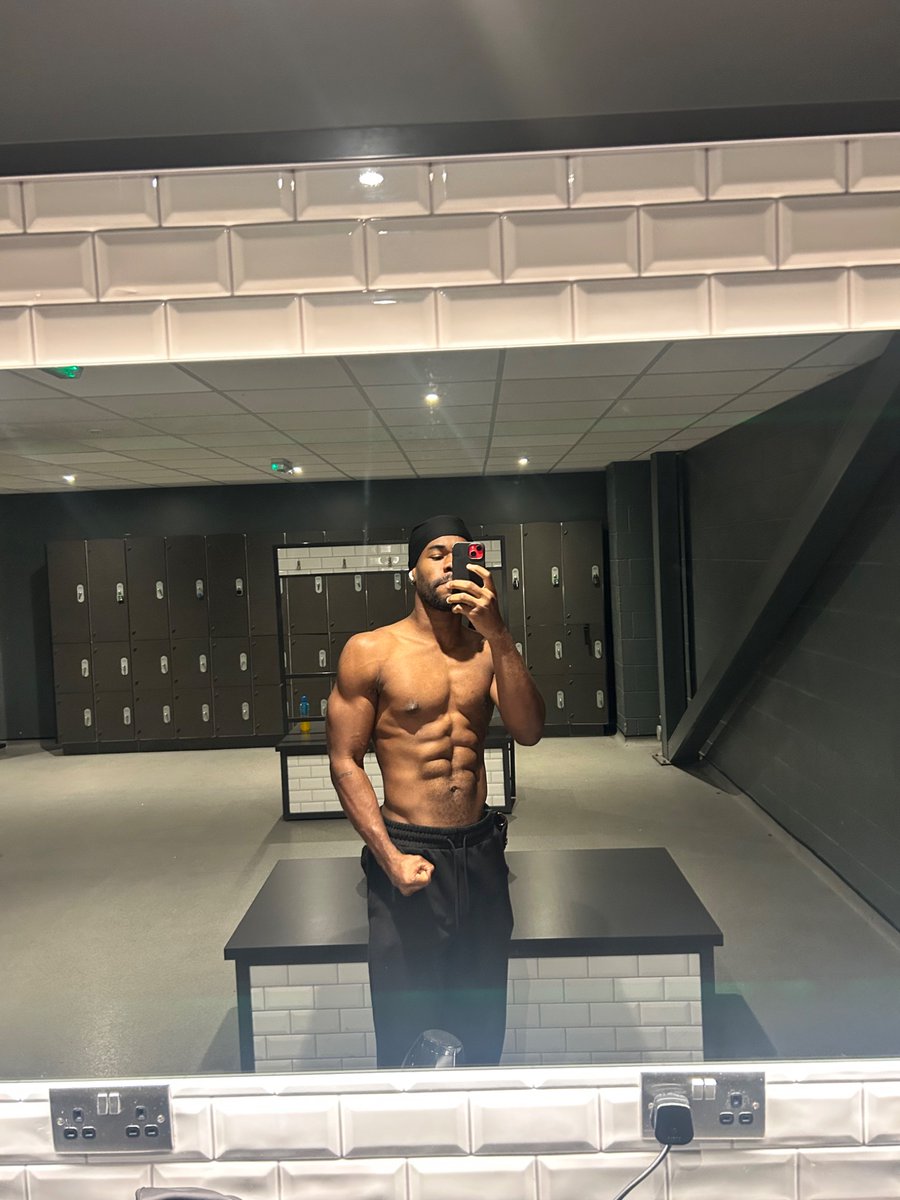 iamovo_x's tweet photo. Back and Triceps 

Hoodie Szn 

🤞🏾1% better https://t.co/4xkU68CwY0
