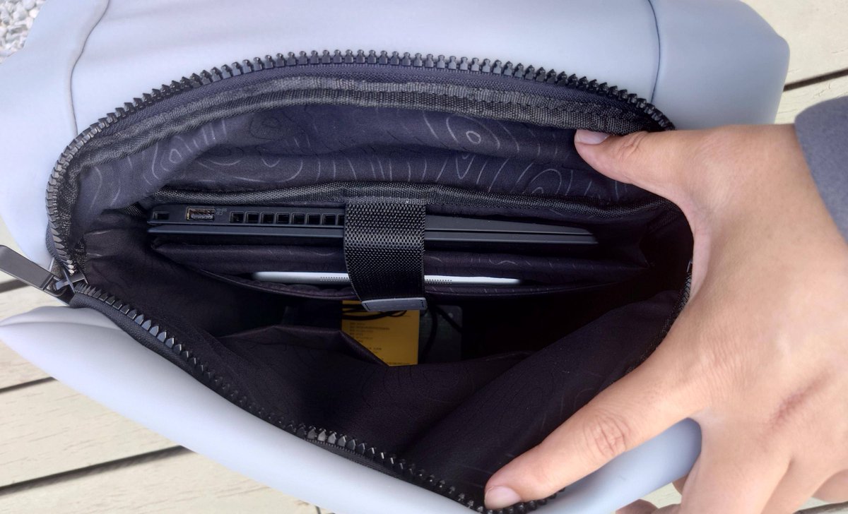 DarrylDownm4x's tweet photo. Spent 10 mins searching for my laptop only to find it was wedged in my backpack’s laptop compartment that I’ve used for 2 years. #WorkLife #OfficeChaos https://t.co/9hmJvRlUGv