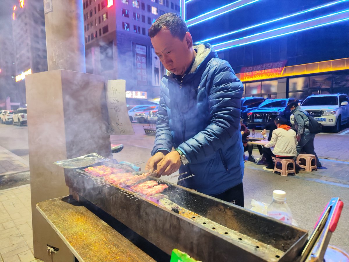 DemetriceGffho's tweet photo. Perfect late-night bite: crispy Chinese fried skewers with spicy cumin dip, warm and savory—street food magic hits different! https://t.co/9IwT6YqDqq