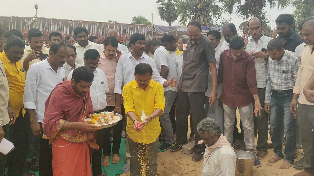sunilkumarpasam's tweet photo. గూడూరు నియోజకవర్గం:-
మన గూడూరు - మన సునీల్ ❤️
చిల్లకూరు మండలం: బల్లవోలు గ్రామంలో రూ.3.55 కోట్లతో నిర్మిస్తున్న 33/11 కేవీ సబ్స్టేషన్ నిర్మాణానికి శంకుస్థాపన కార్యక్రమంలో పాల్గొనడం జరిగింది. #PasimSunilKumar #GudurMLA #GudurConstituency #TDP #ManaGudurManaSunil https://t.co/uP0qq2yIT8