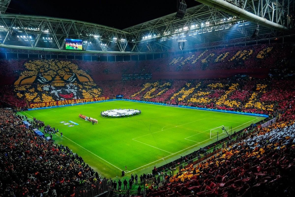 GalaAslaniGS's tweet photo. 🚨 Galatasaray'ın UEFA şampiyonlar liginde yaptığı bu kareografi sosyal medyada 100 milyon beğeni alarak listenin 1. Sırasında yerini koruyor https://t.co/Hhsct78Em6