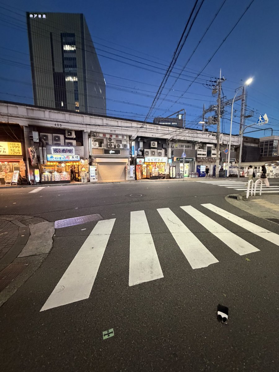 qupitdes's tweet photo. 三宮駅の裏のセブンイレブン神戸三宮駅北店付近で、この写真の場所に落とし物がありました、保護してます‼️

お心あたりある方連絡ください‼️
#ME_I_WAY #ME_I_WAY_兵庫0913 https://t.co/N6ZbO5D6Hs
