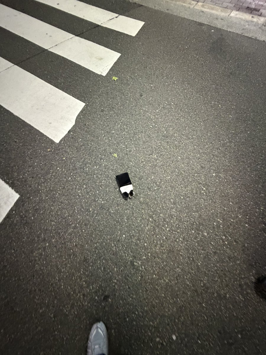 qupitdes's tweet photo. 三宮駅の裏のセブンイレブン神戸三宮駅北店付近で、この写真の場所に落とし物がありました、保護してます‼️

お心あたりある方連絡ください‼️
#ME_I_WAY #ME_I_WAY_兵庫0913 https://t.co/N6ZbO5D6Hs