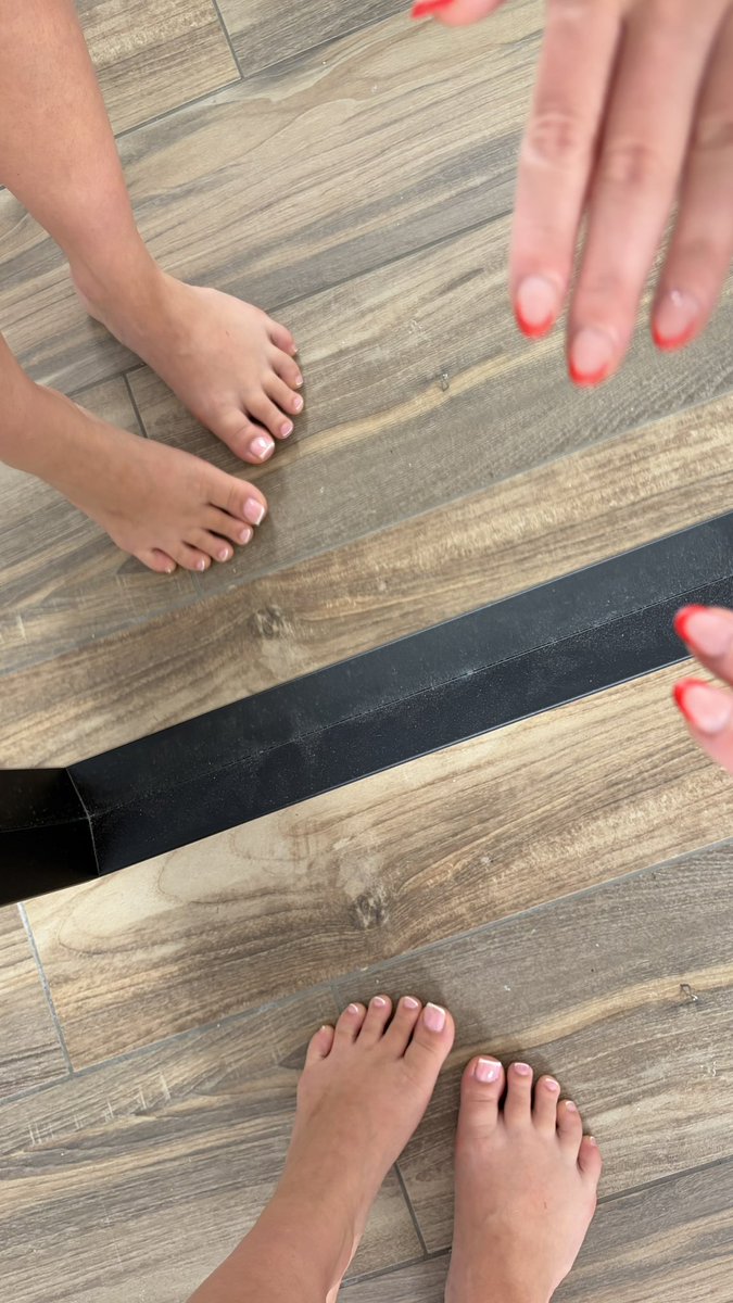 naelyadom's tweet photo. Je sais que vous aimez les voir… 

Et que vous rêvez d’être mon repose pied mes petits esclaves ❤️ 

#moneyslave #soumis #feetpics https://t.co/OPXwzbxvaF