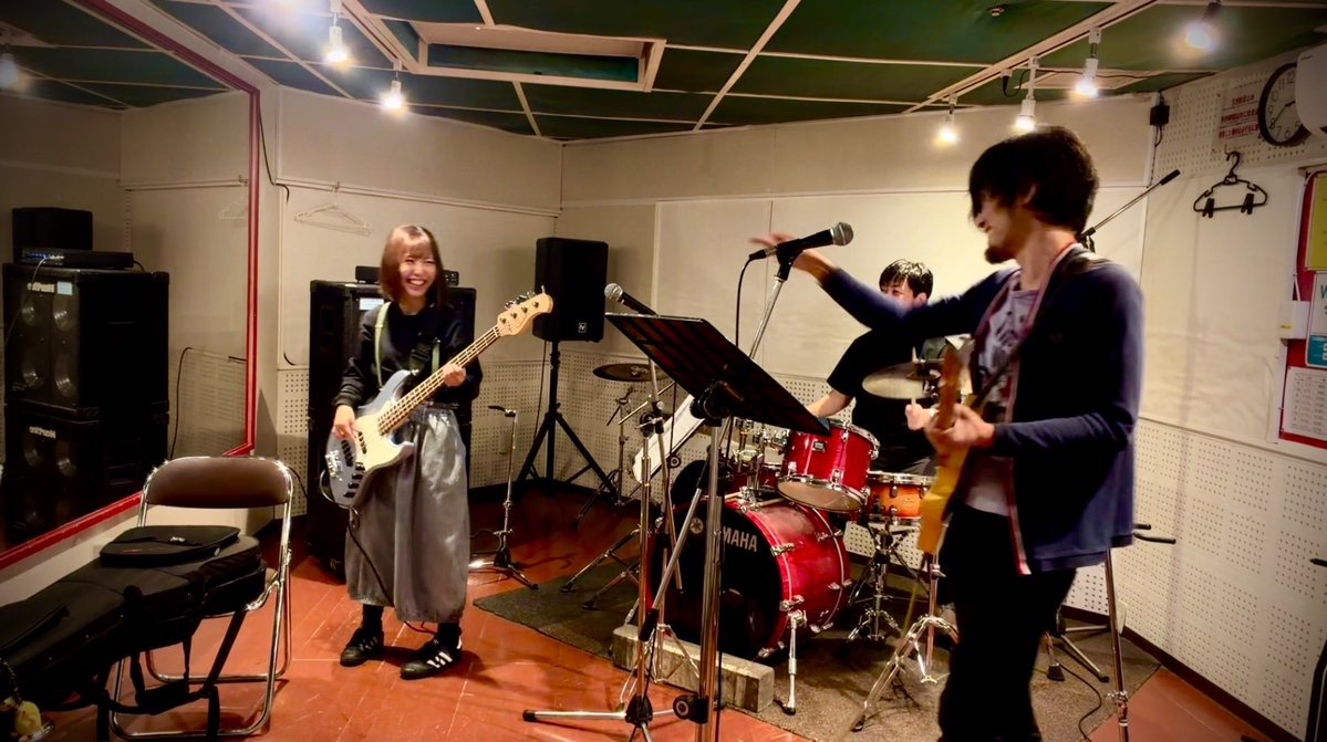 Pamunories's tweet photo. ▫️Pamunories100の質問
Q.スタジオに楽器以外で持ってくものは？
P.G. ミルクティー
mao 楽譜
Mr.Rhythm 歌詞書いた紙とそれを留める磁石と電子メトロノームと録音マイク

#band
#music
#バンド
#邦ロック https://t.co/C0fxnaPeJt