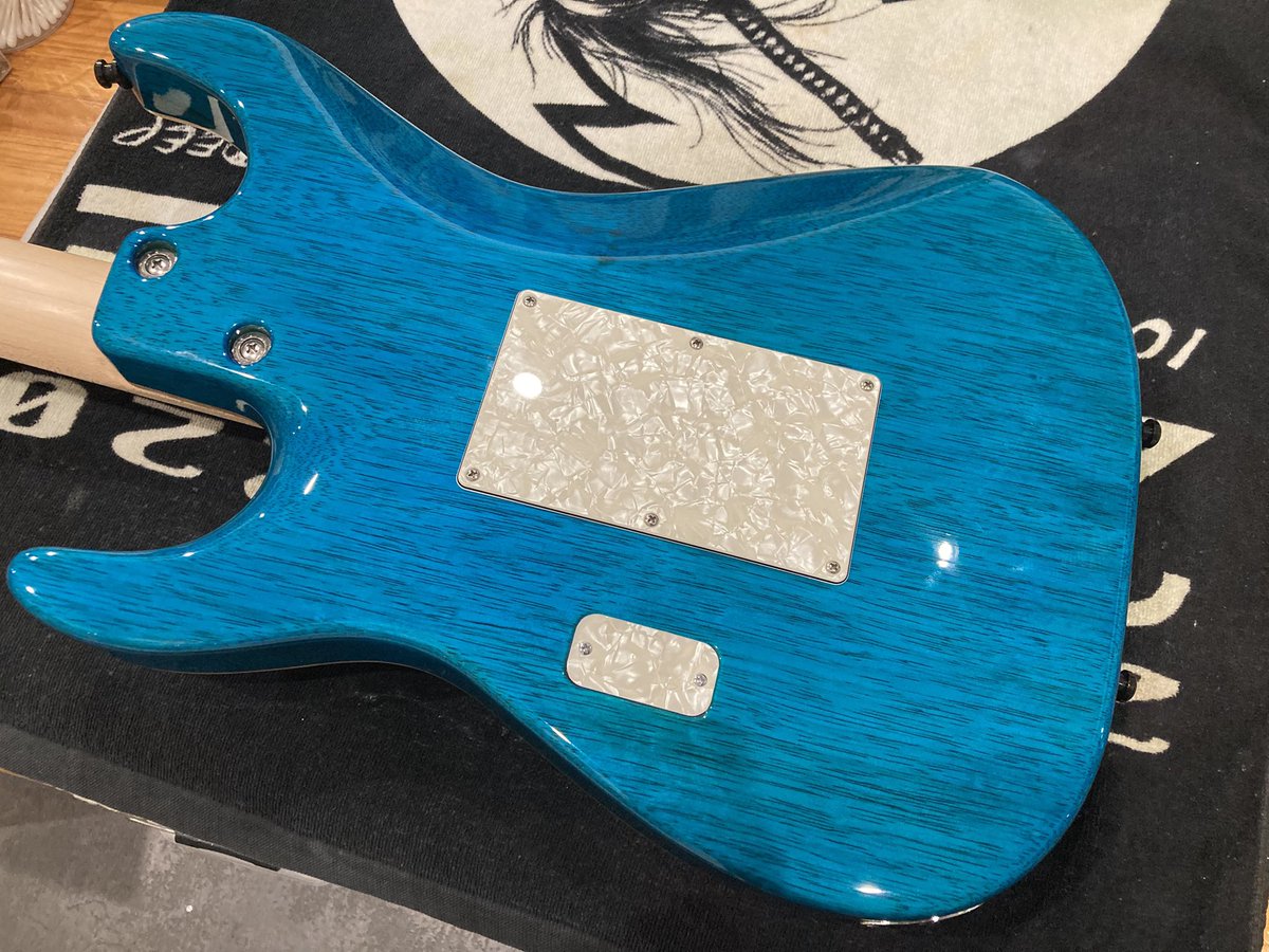 B13Guitars's tweet photo. 今回手を入れさせてもらったTom Anderson。
自分が触ってきたトムアンの中で1番好みのいい音する、、、
やはりバック材にリンバウッド使ってるからなのか、、、、
あと見た目カッコよい❗️ https://t.co/robHmWeIOb