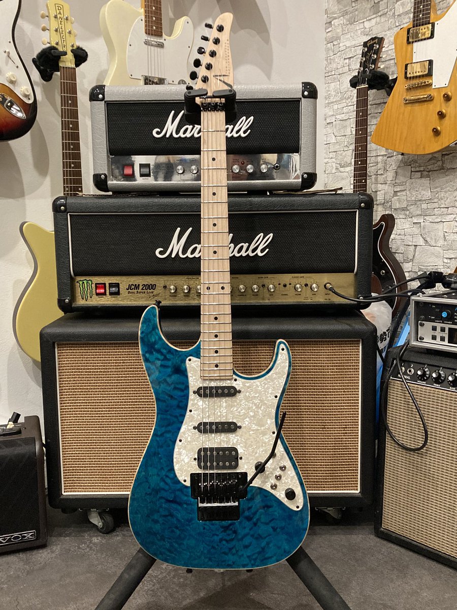 B13Guitars's tweet photo. 今回手を入れさせてもらったTom Anderson。
自分が触ってきたトムアンの中で1番好みのいい音する、、、
やはりバック材にリンバウッド使ってるからなのか、、、、
あと見た目カッコよい❗️ https://t.co/robHmWeIOb