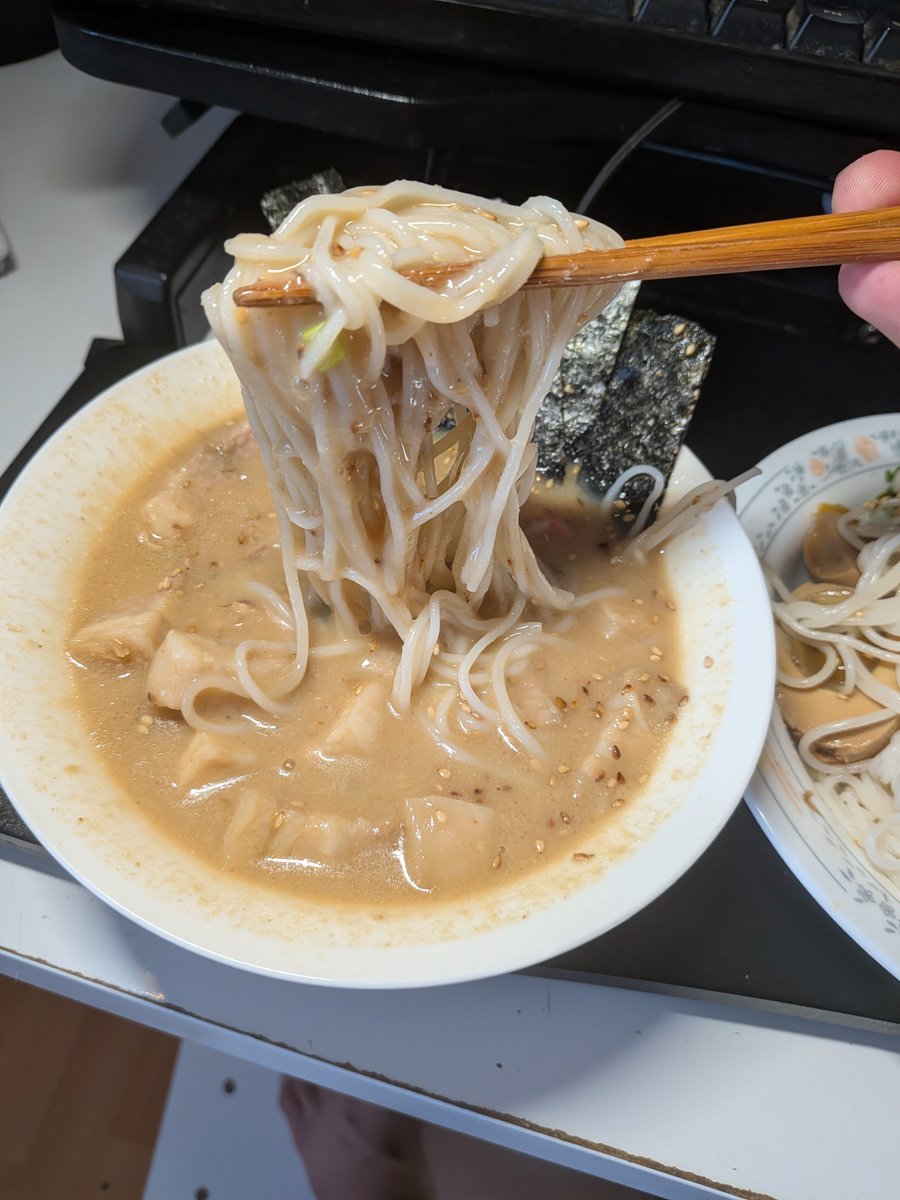 thirdslipper's tweet photo. 餅牛乳つけ麺が結構美味しかった
(食べ切らないと行けない間違い麺と豆乳なしで牛乳に代用)
レンジ豚バラチャーシューも思ったより美味しかった
これ2食分、今日豚バラ500g、麺400g食べ切れました
リュウジ、信じてるからな
つけ汁残ってるから明日も食う https://t.co/DjOasqMmJR
