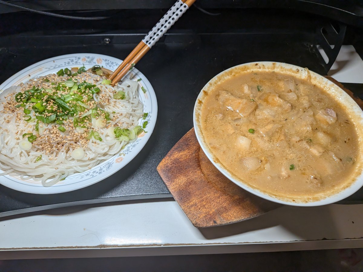 thirdslipper's tweet photo. 餅牛乳つけ麺が結構美味しかった
(食べ切らないと行けない間違い麺と豆乳なしで牛乳に代用)
レンジ豚バラチャーシューも思ったより美味しかった
これ2食分、今日豚バラ500g、麺400g食べ切れました
リュウジ、信じてるからな
つけ汁残ってるから明日も食う https://t.co/DjOasqMmJR