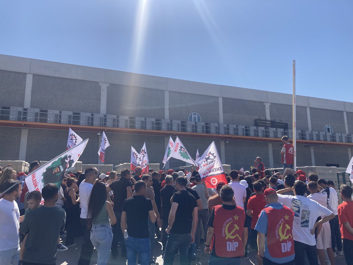 dip_org_tr's tweet photo. 📍İzmir-Aliağa

☀️Smart Solar işçileri içeriden ve dışarıdan fabrikayı kuşattı! Seslerini, kararlılıklarını herkese duyurdu! 

🔴Mücadele hem fabrika içinde hem kapı önünde cuma gününden bu yana kararlılıkla ve coşkuyla sürüyor. 

📢Akşam saatlerinde, Gebze Smart Solar fabrikasında Ekim 2025’te başlayan ve 4 ay süren grevin zaferini anlatan belgeselin gösterimi yapılacak. @BirlesikMetal @enerjisen 

📢Smart işçisi direnişin simgesi!
📢Atılan işçiler geri alınsın!
📢İşgal, grev, direniş!
