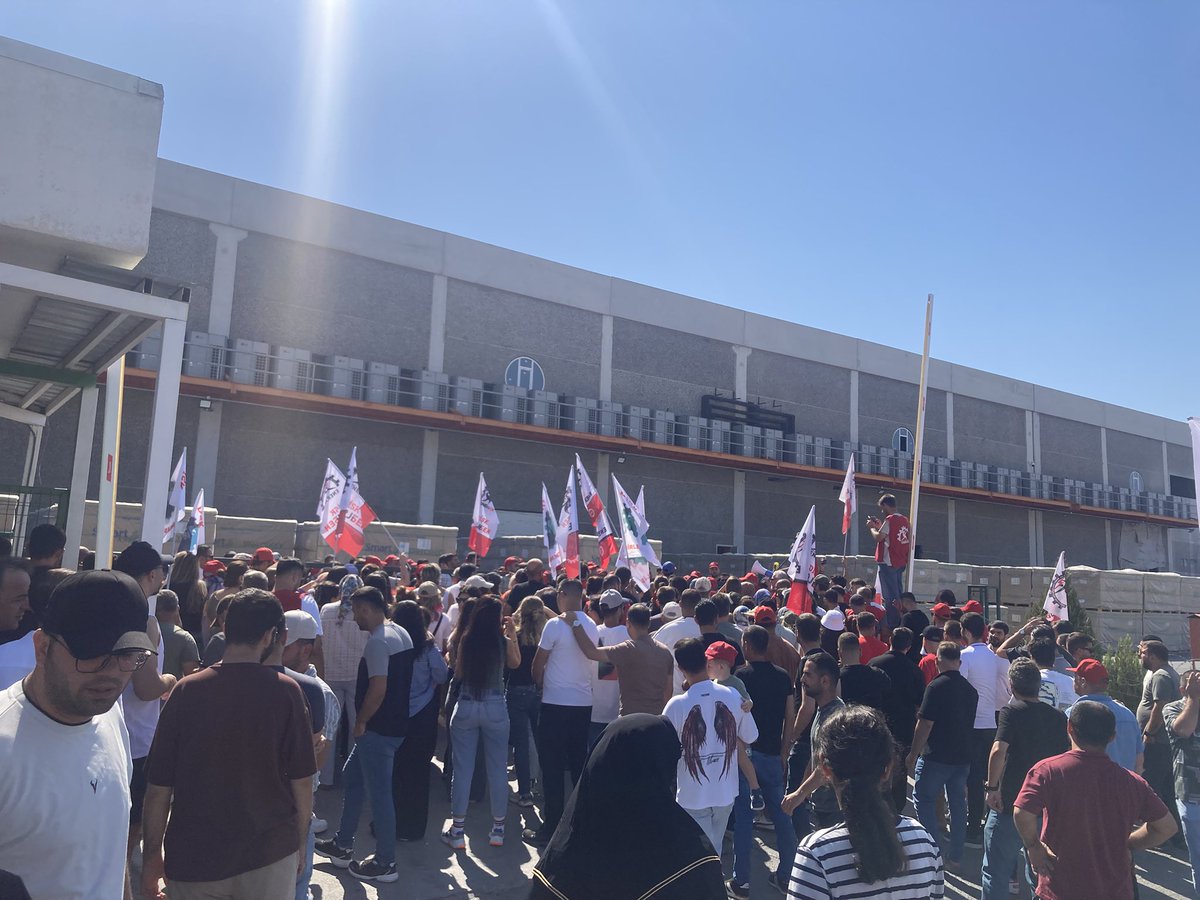dip_org_tr's tweet photo. 📍İzmir-Aliağa

☀️Smart Solar işçileri içeriden ve dışarıdan fabrikayı kuşattı! Seslerini, kararlılıklarını herkese duyurdu! 

🔴Mücadele hem fabrika içinde hem kapı önünde cuma gününden bu yana kararlılıkla ve coşkuyla sürüyor. 

📢Akşam saatlerinde, Gebze Smart Solar fabrikasında Ekim 2025’te başlayan ve 4 ay süren grevin zaferini anlatan belgeselin gösterimi yapılacak. @BirlesikMetal @enerjisen 

📢Smart işçisi direnişin simgesi!
📢Atılan işçiler geri alınsın!
📢İşgal, grev, direniş!
