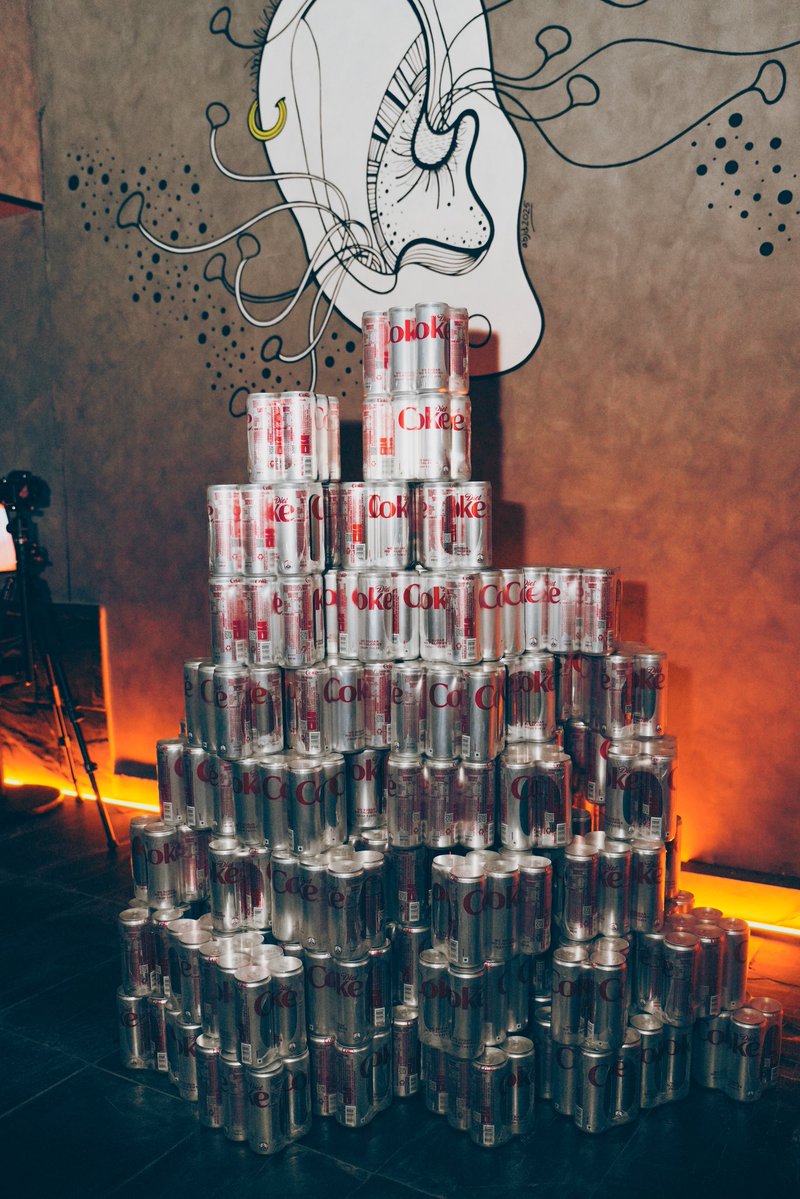 niketrajdwivedi's tweet photo. We created a tower of diet coke’s at our party and gave the crates away to our guests to take home 🧨 

Finding 100 crates in one day took some effort but @simranp14484468 pulled it off 🫡 https://t.co/n8HHdjGaNZ