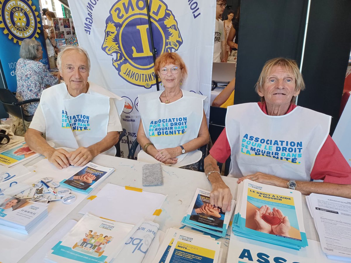 ADMDFRANCE's tweet photo. 📸 Retour en images sur les forums des associations à #Hyères, #Toulon, #Fréjus et #Bandol !
L’occasion pour les bénévoles de l’#ADMD d’échanger avec le public, de faire connaître nos actions et d’informer chacun sur ses droits en matière de #FinDeVie.
Merci à toutes celles et ceux qui ont porté la voix de l’#ADMD sur le terrain 💙