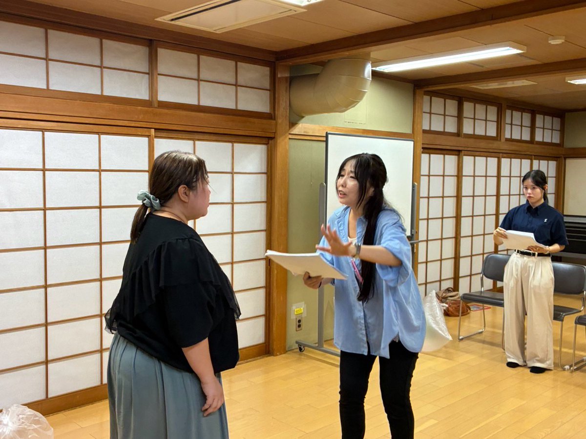 asada_taiki's tweet photo. 稽古。後半を詰める。今作は道具を使わずマイムで進行している。物をなくしたことで、より「ある」「なし」がくっきりした。ないはずやのに「ある」がくっきりしたり、ないものに対して物理的なアプローチをすると作用が増したり。発見があって面白い。いい稽古やった。

#ストーンエイジ https://t.co/yljbP3nnRV