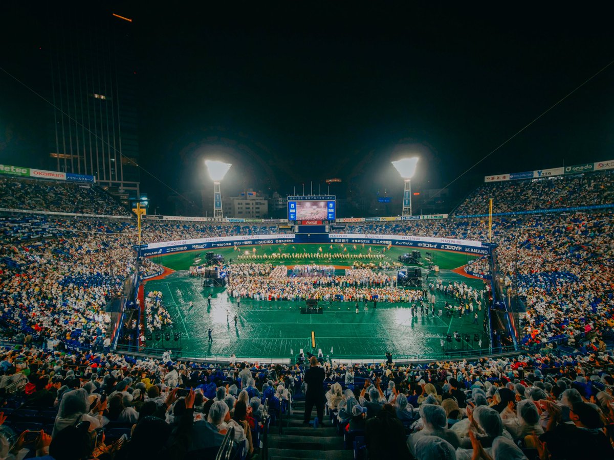 seikyoofficial's tweet photo. 【3万人の青年が横浜スタジアムに】
神奈川ユースアクションフェス2026「PEACE PRIDE」が12日、開催されました。
42年前の第1回「神奈川青年平和音楽祭」と同じ場所で、“今”を生きる青年たちが平和への誓いを歌やダンスに託して表現。
フィナーレでは、長編詩を歌にした「正義の旗 平和の心」を大合唱しました。

https://t.co/POaKoGmKwJ
