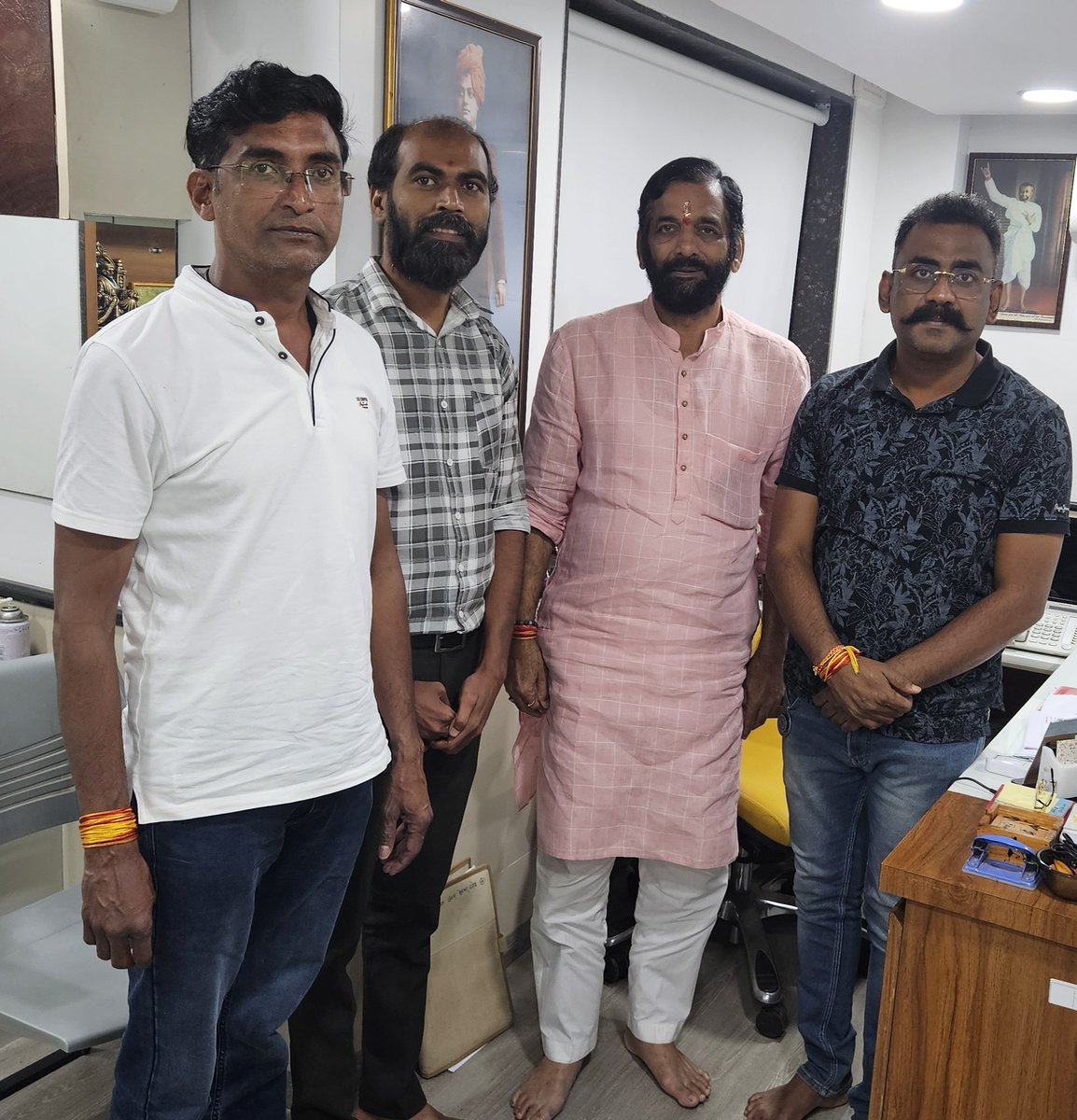 Shramikji's tweet photo. ठाण्यात आताच सह्याद्री प्रतिष्ठान हिंदुस्थानचे अध्यक्ष आमदार संजय केळकर सर यांची भेट घेऊन अनेक विषयावर चर्चा केली.
येत्या १९ सप्टेंबर रोजी जंजिरावर शासकीय इतमामात कायमस्वरूपी भगवा लागलाच पाहिजे यासाठी सर केंद्रीय सांस्कृतिक मंत्री गजेंद्रसिंह शेखावत यांची भेट घेत आहेत.
जय हो ✊ https://t.co/EzYVe1cJdk