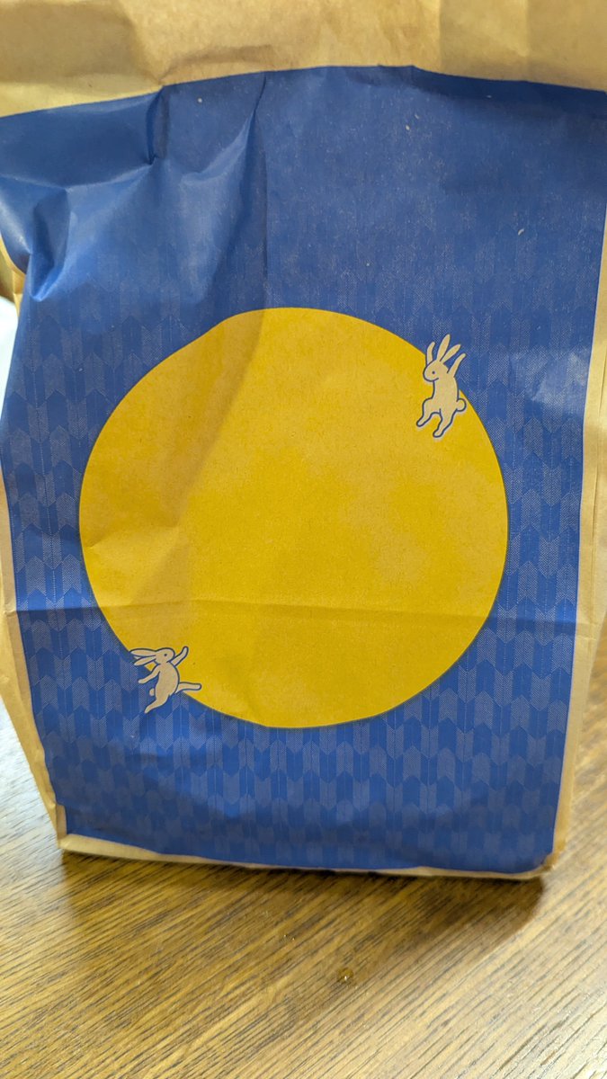 tapuo's tweet photo. マイカーでマクド買ってくる実績を解除したんだけど、すげーな、ほんの数分で車内がマクド臭でミチミチに https://t.co/PfwTE5HxmG