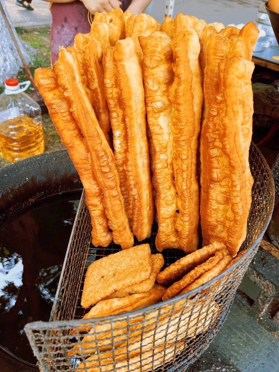 RhondaHill45137's tweet photo. Craving warm, crispy fried dough sticks (youtiao) from the street stall—perfect morning snack paired with soy milk! ， https://t.co/M4DYhYnk5v