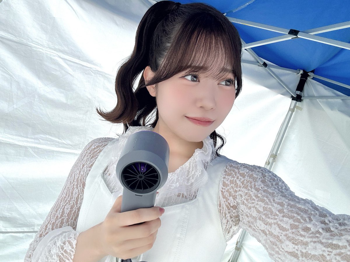 SayuriDate's tweet photo. デビューミニアルバム『Party!Party!!Party!!!』
#伊達さゆりPPP
リリイベ in福岡 🍜
今年の1月から走ってきたリリイベ！
今回でラストでした🙇‍♀️💨

リハーサルで、「晴れたね！」ってマイクで喋った10秒後に雨降ってきたのは、笑っちゃったんだけど、なんと本番では太陽も出てきてくれて...!!!☀️🥹
目と目を合わせられてほんと嬉しかったです。

改めてリリイベ、今回だけでなく色んな所で幸せを届けてくれて送ってくれてありがとう！！！💝
また会いに行きたいな！会えなかった人にも会いたいな！頑張るね🔥

(そうそう、リリイベで毎回着ていたこの真っ白お衣装なんだけどね、今日の本番終わりに着替えようとしたら、チェーンが外れました😇)