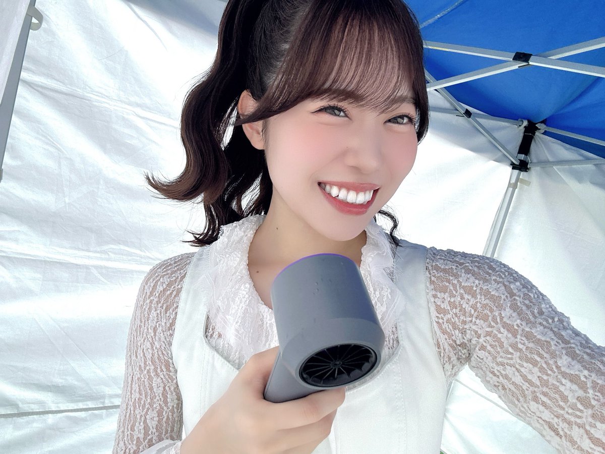 SayuriDate's tweet photo. デビューミニアルバム『Party!Party!!Party!!!』
#伊達さゆりPPP
リリイベ in福岡 🍜
今年の1月から走ってきたリリイベ！
今回でラストでした🙇‍♀️💨

リハーサルで、「晴れたね！」ってマイクで喋った10秒後に雨降ってきたのは、笑っちゃったんだけど、なんと本番では太陽も出てきてくれて...!!!☀️🥹
目と目を合わせられてほんと嬉しかったです。

改めてリリイベ、今回だけでなく色んな所で幸せを届けてくれて送ってくれてありがとう！！！💝
また会いに行きたいな！会えなかった人にも会いたいな！頑張るね🔥

(そうそう、リリイベで毎回着ていたこの真っ白お衣装なんだけどね、今日の本番終わりに着替えようとしたら、チェーンが外れました😇)
