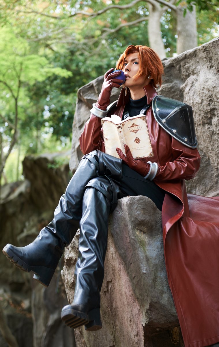 kanon_ff_kh's tweet photo. 【cosplay】  
CRISIS CORE –FINAL FANTASY VII
  　ジェネシス
CCFF7は、セフィロスに加えソルジャー1stのジェネシスやアンジールの登場が衝撃的！
衣装はゲーム画面の再現を目指し、小道具は紋様が浮かび上がるレイピアや炎、LOVELESS。それから、バノーラホワイトを制作しました。
　撮影Bさん https://t.co/HcQvAu86mA