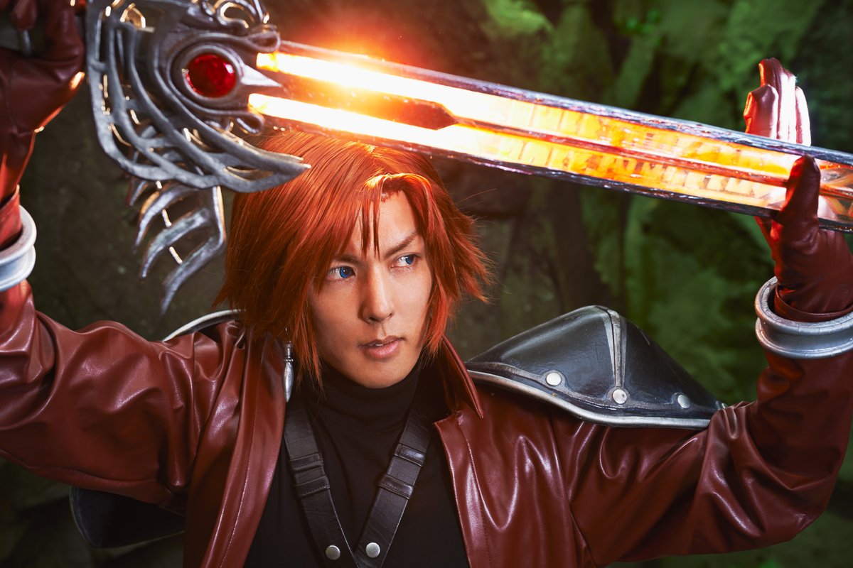 kanon_ff_kh's tweet photo. 【cosplay】  
CRISIS CORE –FINAL FANTASY VII
  　ジェネシス
CCFF7は、セフィロスに加えソルジャー1stのジェネシスやアンジールの登場が衝撃的！
衣装はゲーム画面の再現を目指し、小道具は紋様が浮かび上がるレイピアや炎、LOVELESS。それから、バノーラホワイトを制作しました。
　撮影Bさん https://t.co/HcQvAu86mA