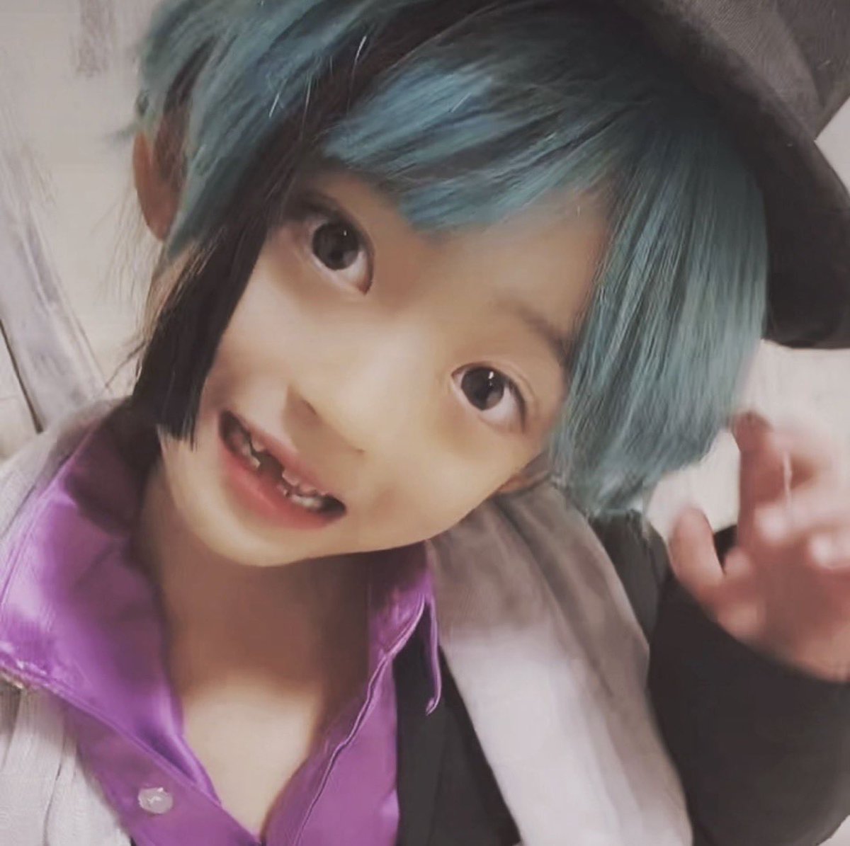 eggandmeat777's tweet photo. 幼稚園児でツイステ着たがって初めて着せてあげた時の双子の写真なんだけど。

一卵性双生児でもさ、やっぱフロイドっぽいとジェイドっぽいに顔が分かれるんよな。

メイクしてないし、ヅラも雑だねぇwww https://t.co/YF1DoohlDm