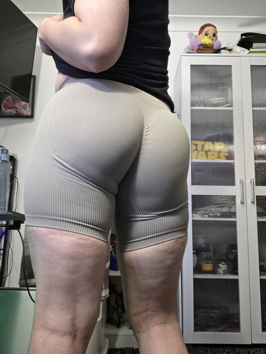 MaraJackal's tweet photo. Why you staring?~

#Thicc #Femdom #Gymwear https://t.co/FyhULxAkUu