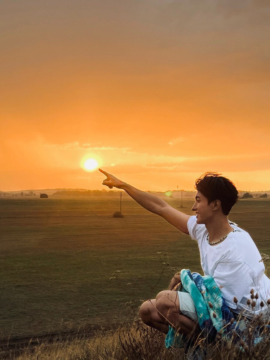 FelicaDarih9's tweet photo. Hot summer vibes = ice cream in one hand, sunglasses on, and that perfect sunset glow https://t.co/rGRBMrG1MT