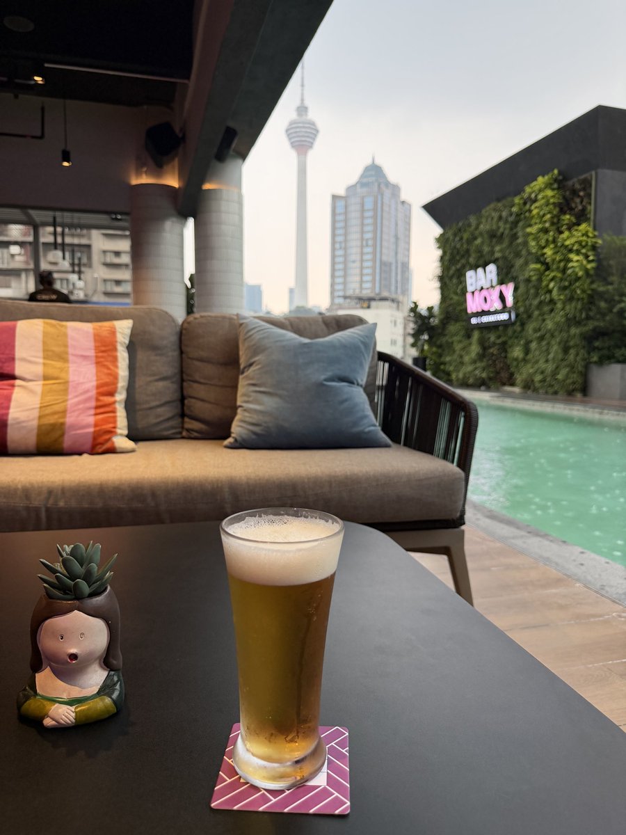 kon_tepp's tweet photo. 色違い出たので禁酒解禁✨⚡️🍺
112体目でようやく♫
東南アジア汗だくやばくて、かなり過酷💦でもやたらシール貰える⚡️

ドローン(昨日)はオンバック側でみるとツインタワーがポケモンと同色に⚡️ https://t.co/WWSPMpFu3Y