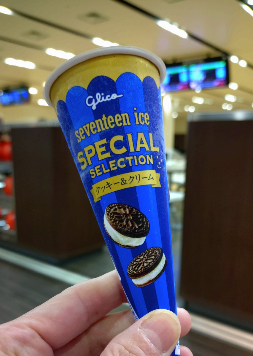 izumiane's tweet photo. ボウリングと言えばセブンティーンアイス🍦
初めて食べたけど、おいちぃ⋯✨

#ボウリング
#ボウリングと言えば
#セブンティーンアイス https://t.co/JqwYFPiHUS