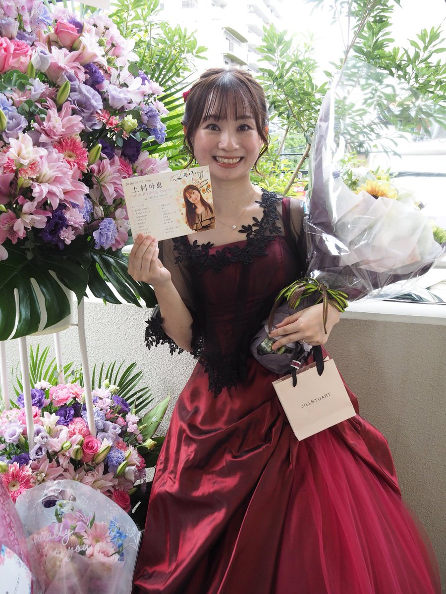 SASATTI0802's tweet photo. 上村叶恵さん
～40th Birthday concert～川口キャバリーノ
豪華サポートを携えてハンドマイク中心のステージ♪
MCもホンワカ楽しく贅沢な一時♪
特にバラードの歌声は、益々、磨きがかかってきたような♪
弾き語り「きっとそうだ」「祈り」は超感動でした！
衣装も素敵でした！
＃上村叶恵 https://t.co/f45ny1akiL