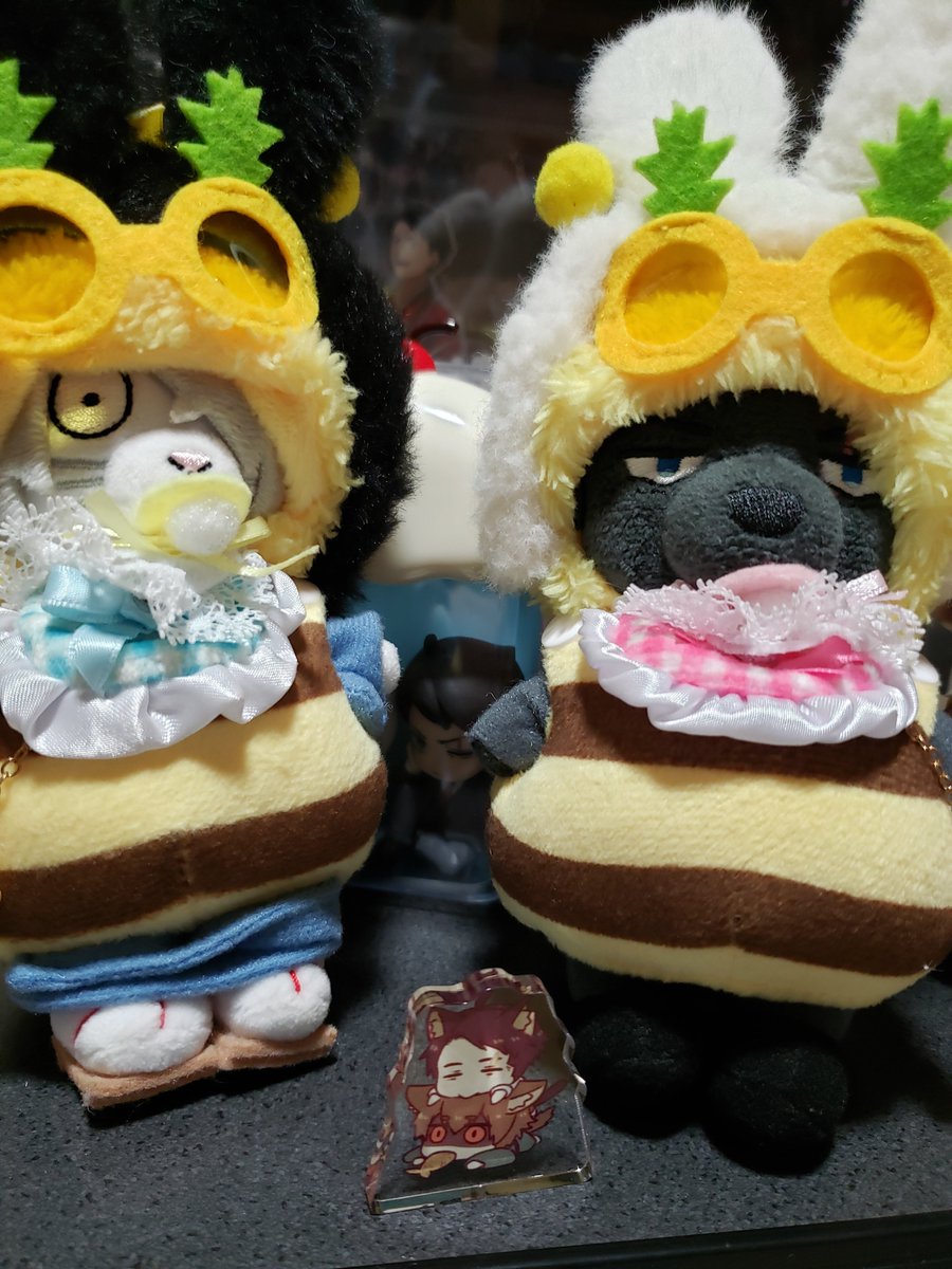 sankititigemizu's tweet photo. こんばんはです！

今回はノベルティ2種類を公開致します！

1つ目は、ミヅイロ様に描いて頂きました自立ミニアクリルスタンド(34mm四方)です！(2枚目の画像は比較用にブンちゃんに登場して頂きました)

2つ目は、いも様に描いて頂きましたフルグラフィックミニ巾着(縦約14cm横約9.7cm)です！ https://t.co/JaELOXdCgX