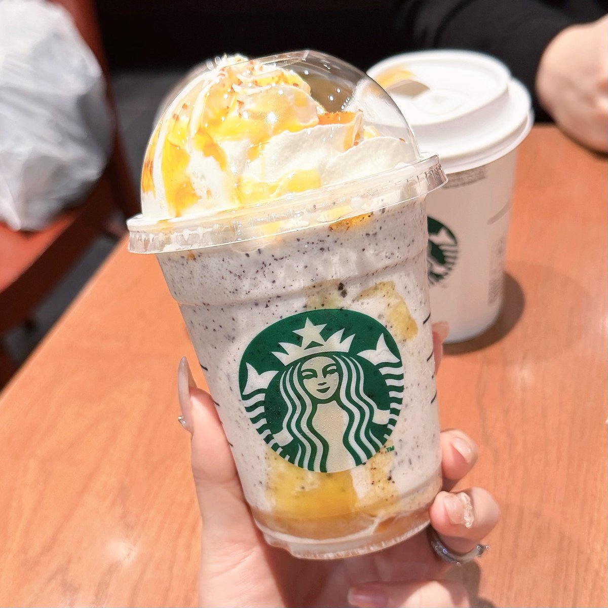 mochi__cosme's tweet photo. スタバの芋フラペ、頼むから全員このカスタムで飲んでほしい。マジで " 飲める濃厚蜜芋パフェ " になる。芋感も甘さも背徳感も限界突破してて美味すぎて飛ぶ。これ考えた人天才🍠✨ https://t.co/RM7UnPBbMd