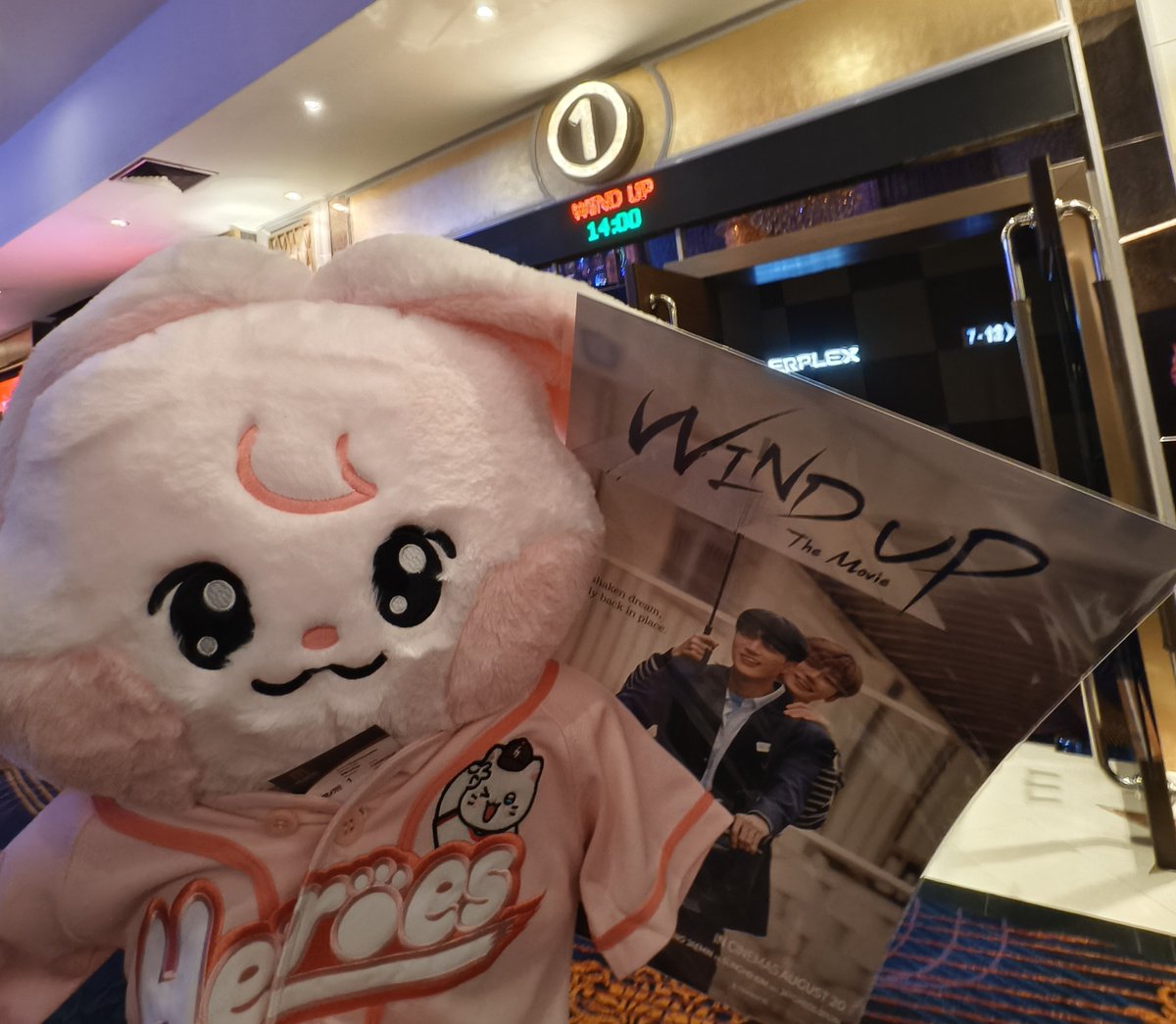 PatSRy_Ch's tweet photo. มาดู #WindUp อีกรอบส่งท้าย คือรักความมีชีวิตชีวาในการแสดงของเจโน่และแจมินจริงๆ ทัง้สองคนเล่นได้ดีมากๆๆ จนแทบไม่น่าเชื่อว่านี่จะเป็นการแสดงซีรีย์ครั้งแรกของเจโน่และเป็นครั้งที่ 2 ของแจมิน
มีความสุขมากๆที่ได้มาดูผลงานของทั้งสองคนรอบส่งท้ายนี้
หวังว่าพวกเราจะมีโอกาสได้ดูการแสดงของเจโน่และแจมินอีกเร็วๆนี้ คุณพ่อตัดมุมมองของแฟนคลับหรือมุมมองสาวไวน์อะไรออกไปเราก็ยังรู้สึกว่าทั้งสองคนแสดงและถ่ายทอดอารมณ์ของตัวละครออกมาได้ดีมากๆอยู่ดี โดยเฉพาะในฉากที่ไม่ต้องใช้บทพูด การแสดงด้วยสีหน้าและท่าทางก็ทำได้แบบไม่มีที่ติโดยเฉพาะแจมินที่เวลามาดูแบบเก็บรายละเอียดแล้วงานสายตาถ่ายทอดอารมณ์ได้ลึกซึ้ง ส่วนเจโน่กันแสดงอารมณ์และสีหน้าก็ทำได้ดีแถมหล่อขึ้นกล้องสุดๆ (ส่วนแจมินหล่อแบบน่ารักขึ้นกล้อง ดูแล้วอยากเป็นแจมรึน)
ขอให้คุณผู้กำกับทั่วเกาหลีชู้สสองเจอีกนะคั้บบบบ
ขอบคุณทางทีมผู้จัดที่จัดการชมรอบพิเศษนี้ขึ้นมานะคะ 🫶🏻🌟✨🎉💝🎀💞🐰🙏🏻🫂⚾🐶