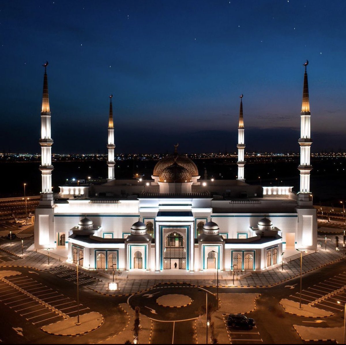 falarbash's tweet photo. ابناء علي محمد  ثنيان الغا��م !!!!

ما أقول إلا بيض الله وجوهكم، وعسى الله يفتح لكم واسع أبواب الرزق ويبارك لكم فيما أعطاكم ويطول بعمر الوالد.

بس هالسنة فقط ٢٠٢٦ 

تبرعوا ببناء مسجد علي محمد ثنيان الغانم وفايزة محمد الخرافي بجانب مقبرة الصليبخات، صرح هندسي أُنشئ بأفخم المواد الإنشائية، وبتكلفة تفوق مليوني دينار وأكثر .

تبرعوا بإنشاء مركز العبدلي الصحي الذي يخدم أكثر من 13 ألف شخص.

تبرعوا بـ 15 سيارة BMW X5 لوزارة الداخلية الكويتية لاستخدامها كدوريات ودعماً للمنظومة الأمنية.

ساهمت شركة أعيان للإجارة والاستثمار في صندوق الكويت للاستجابة الطارئة بمبلغ مليون دولار. 

وساهمت شركة أولاد علي الغانم للسيارات في الصندوق نفسه بمبلغ 3 ملايين دولار.

وفي أزمة كورونا، تبرعوا بـ نصف مليون جهاز لفحص كورونا.

واللستة طويلة، 

وآخرها مبادرة مستشفى دار الشفاء للمتقاعدين، بخصومات تصل إلى 50% و4 زيارات مجانية لكل متقاعد.

بيض الله وجوهكم، وجعل ما تقدمونه للكويت وأهلها في ميزان حسناتكم.

🇰🇼🇰🇼🇰🇼🇰🇼🇰🇼