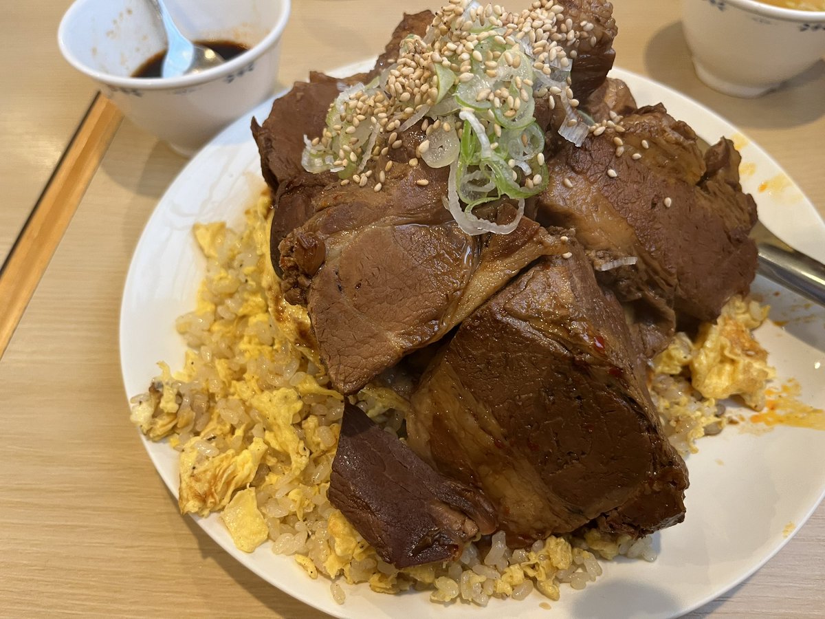 yosuga_a's tweet photo. 今日は宇都宮の肉飯屋でご飯11:30オープンなので11時に友達と待ち合わせ。その時点で18人待ち。12:30に入店
倍玉ダブルチャーシュー炒飯普通盛り
大丈夫だろうと思っていたら大き過ぎて危うくやられるところでした。美味しかったけどサイズがヤバかったな。
他のメニュー食べるのが楽しみです。 https://t.co/I12jp3wj1y