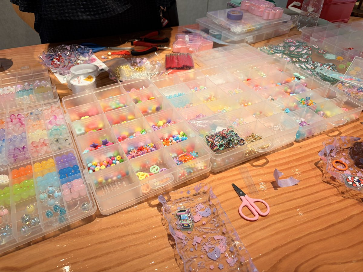 r_ice3682's tweet photo. ごった煮先生の初個展お邪魔してきました👏💓可愛くてハッピーな素敵空間…！パネル購入したりワークショップでチャーム作ったり楽しかった💛開催おめでとうございます〜！！✨ https://t.co/nNa7kxYPIy