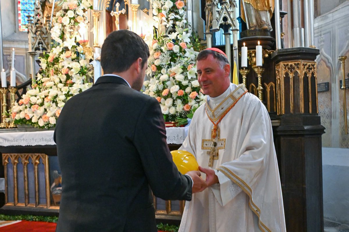 peter_sv's tweet photo. 🪖🖌️🕯️🌹 Predstavniki župnije gospodu kardinalu izročajo simbole, povezane z Marijinim svetiščem na Gorci v Malečniku in prenovljeno fasado: čelado, svečo, čopič in lističe vrtnic
📸 Foto Tatjana https://t.co/78rIbQBDby
