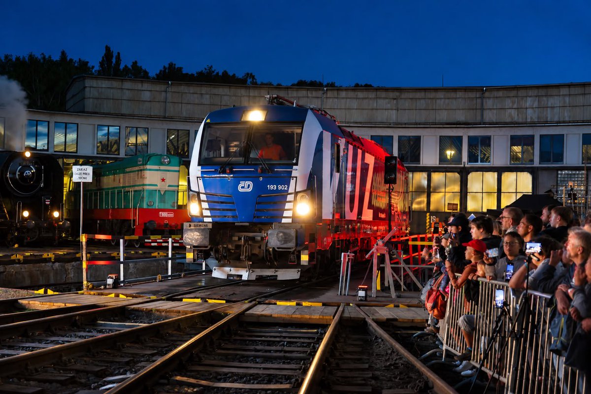 Lenka_Hamplova's tweet photo. Víkend patřil železnici. 🚆

Na Národním dni železnice bylo krásně vidět, že železnice spojuje generace. Potkala jsem cestující, železničáře i malé a velké fanoušky vlaků.

Díky všem, kteří dorazili a vytvořili skvělou atmosféru. 💙 https://t.co/iebF7oq7oC