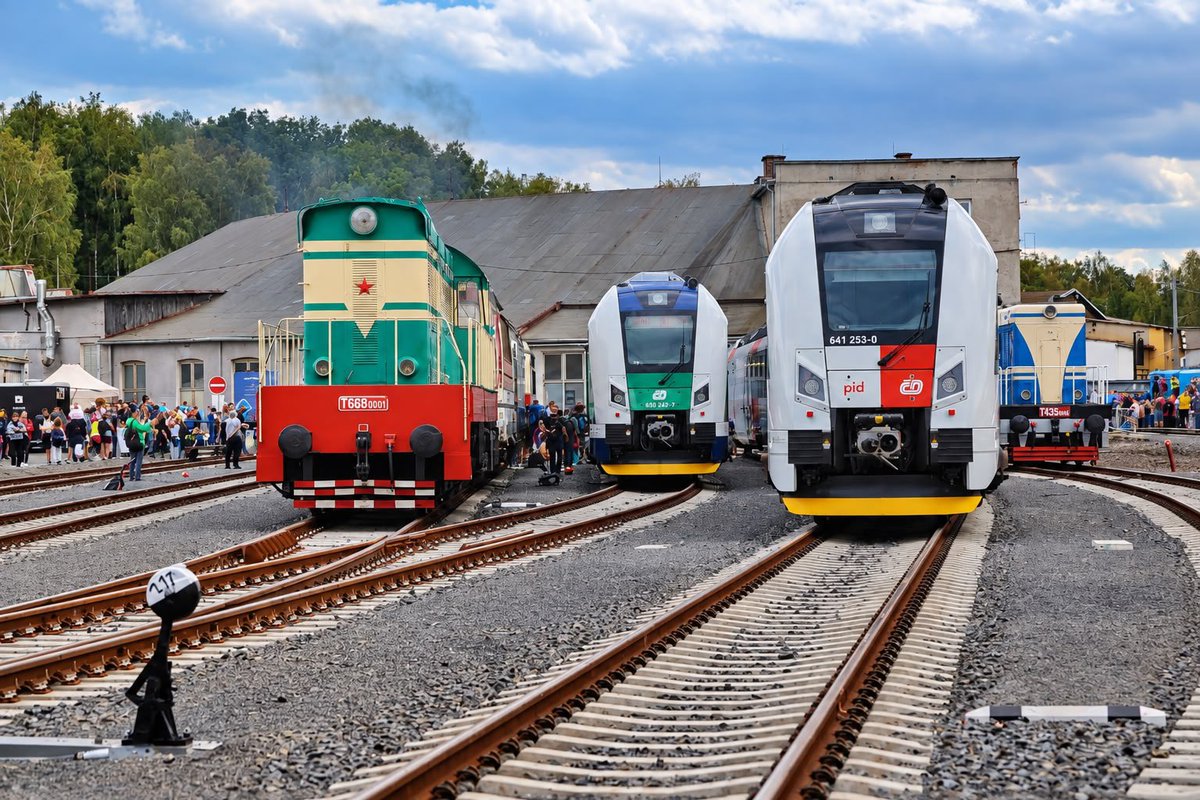 Lenka_Hamplova's tweet photo. Víkend patřil železnici. 🚆

Na Národním dni železnice bylo krásně vidět, že železnice spojuje generace. Potkala jsem cestující, železničáře i malé a velké fanoušky vlaků.

Díky všem, kteří dorazili a vytvořili skvělou atmosféru. 💙 https://t.co/iebF7oq7oC