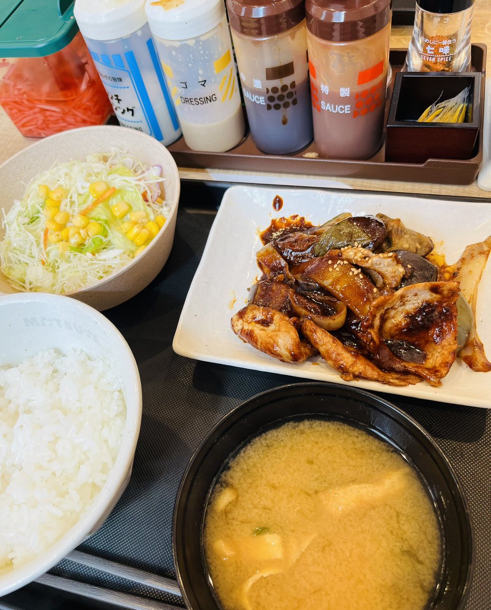 mdjapansika's tweet photo. 今日のランチは初来店の『松のや』
定食頂きました。
美味しかった。ただ前にある調味料の蓋がほとどん開きっぱなし……
使ったら閉めていって欲しいなぁー
なんかなぁーー https://t.co/6tesQGYiqx